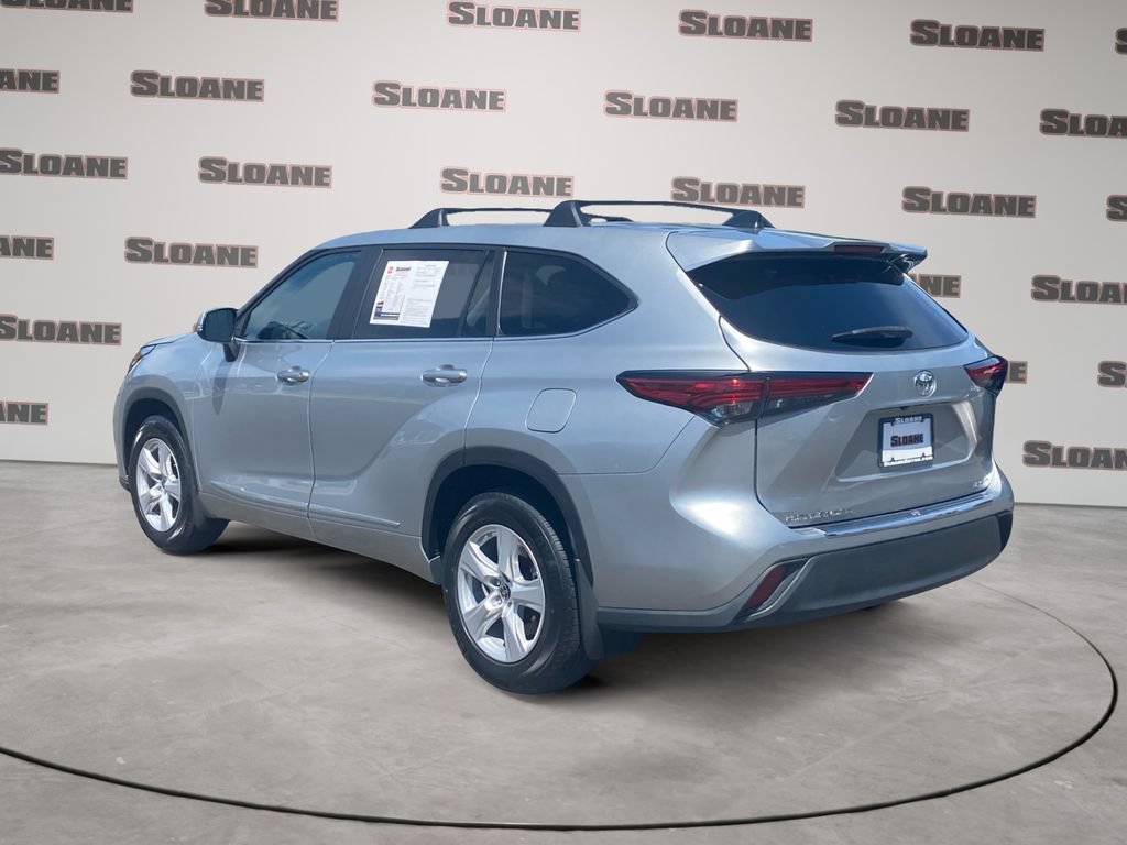 Used 2023 Toyota Highlander LE AWD/4WD image 3