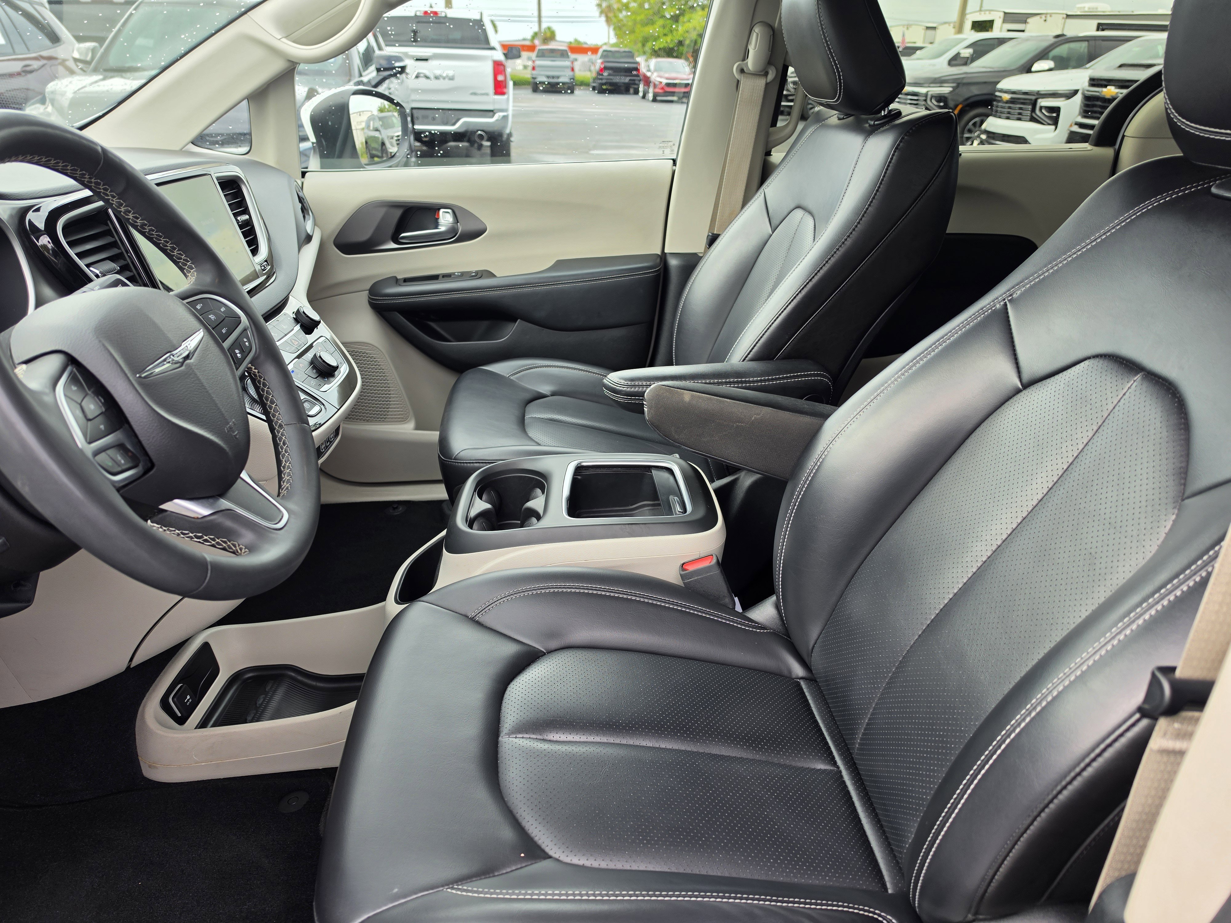 Used 2023 Chrysler Pacifica Touring-L FWD image 15