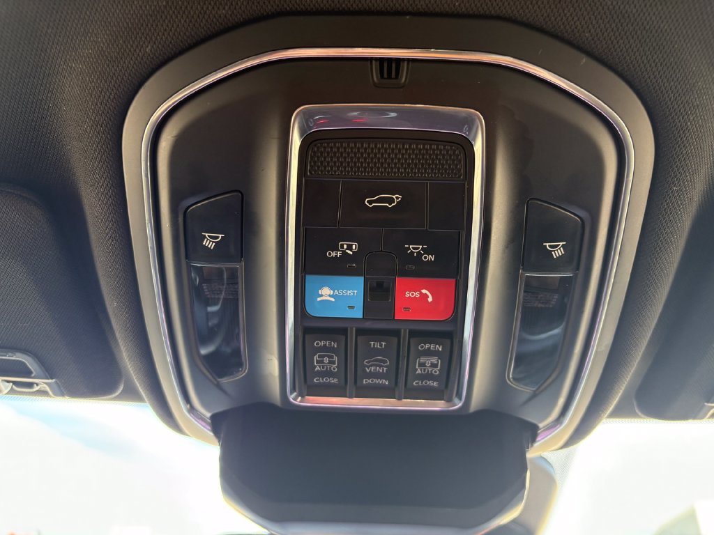 Used 2025 Jeep Grand Cherokee L Limited w/ Black Appearance Package AWD/4WD image 32
