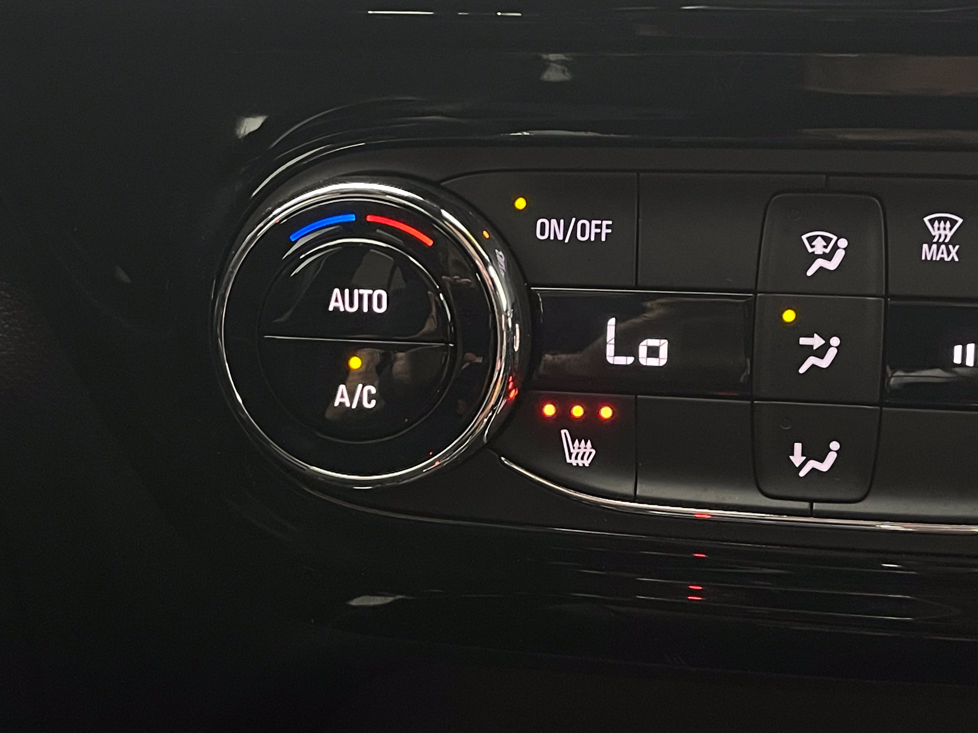 Used 2024 Chevrolet Trax RS w/ Sunroof Package FWD image 6