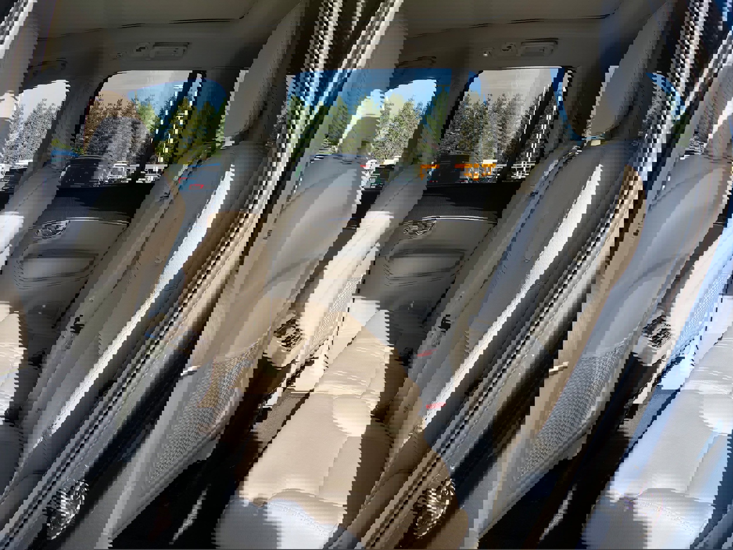 Used 2023 Volvo XC90 B6 Plus image 11