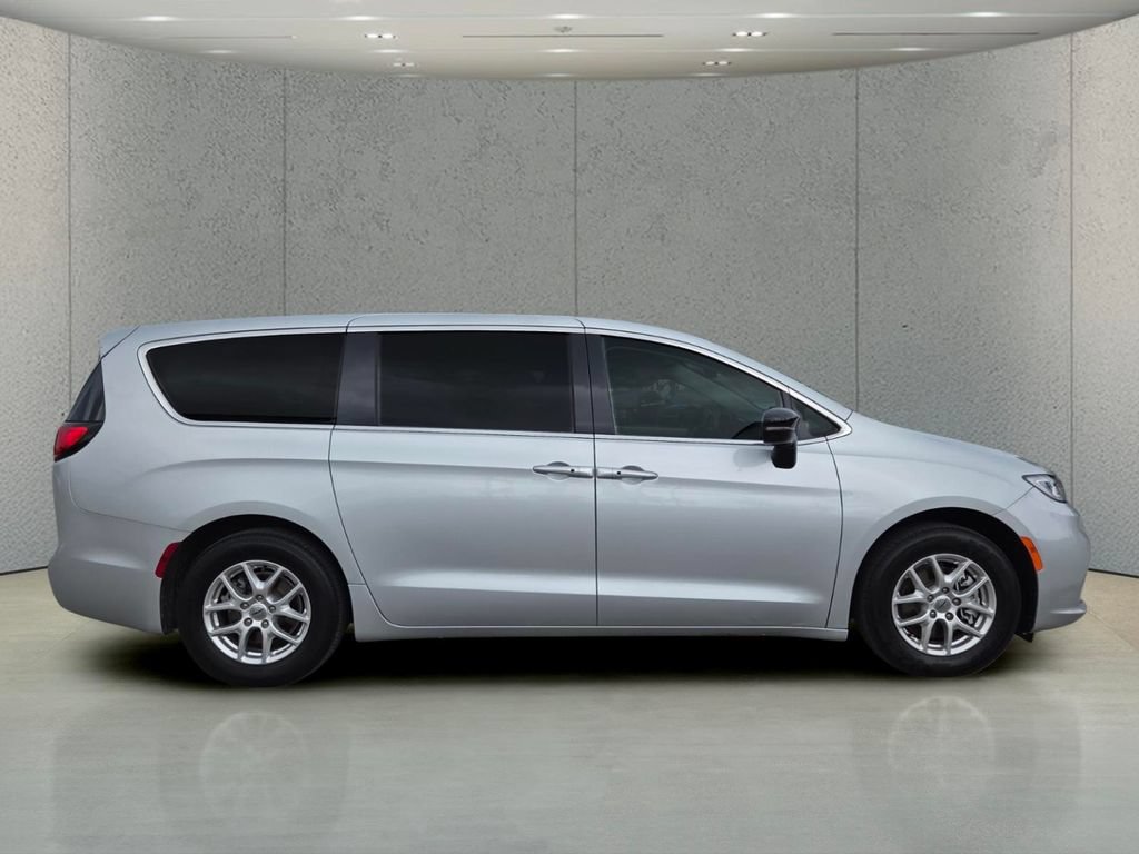 Used 2024 Chrysler Pacifica Touring-L FWD image 3