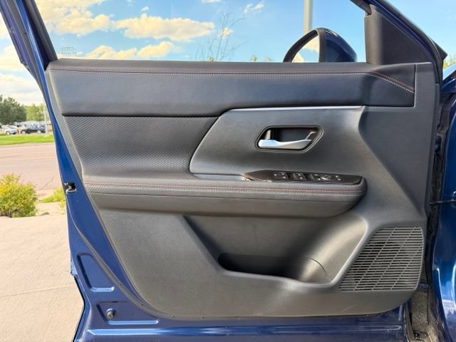 Used 2025 Nissan Kicks SR AWD/4WD image 13