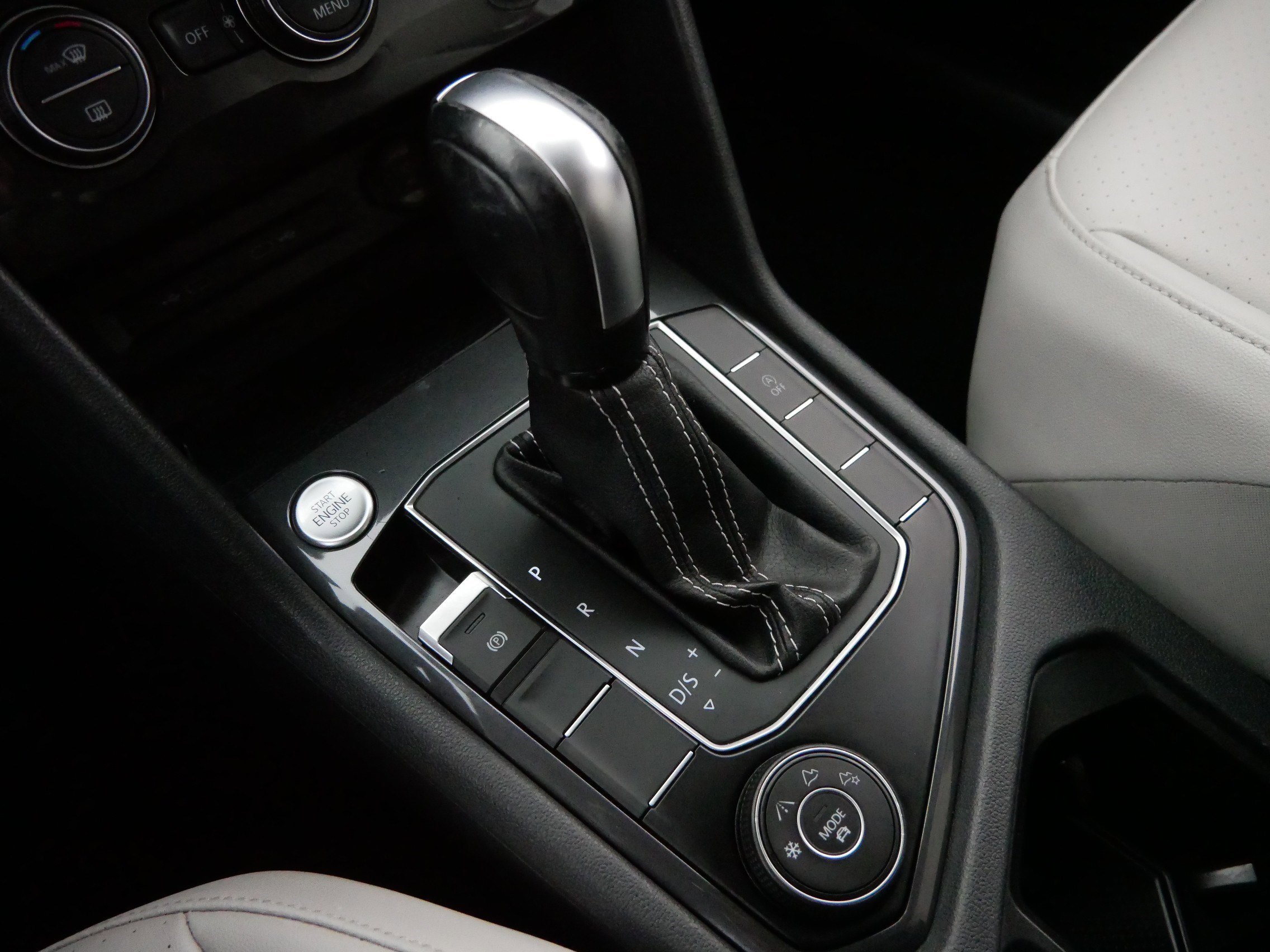 Used 2021 Volkswagen Tiguan SE w/ Panoramic Sunroof Package image 24