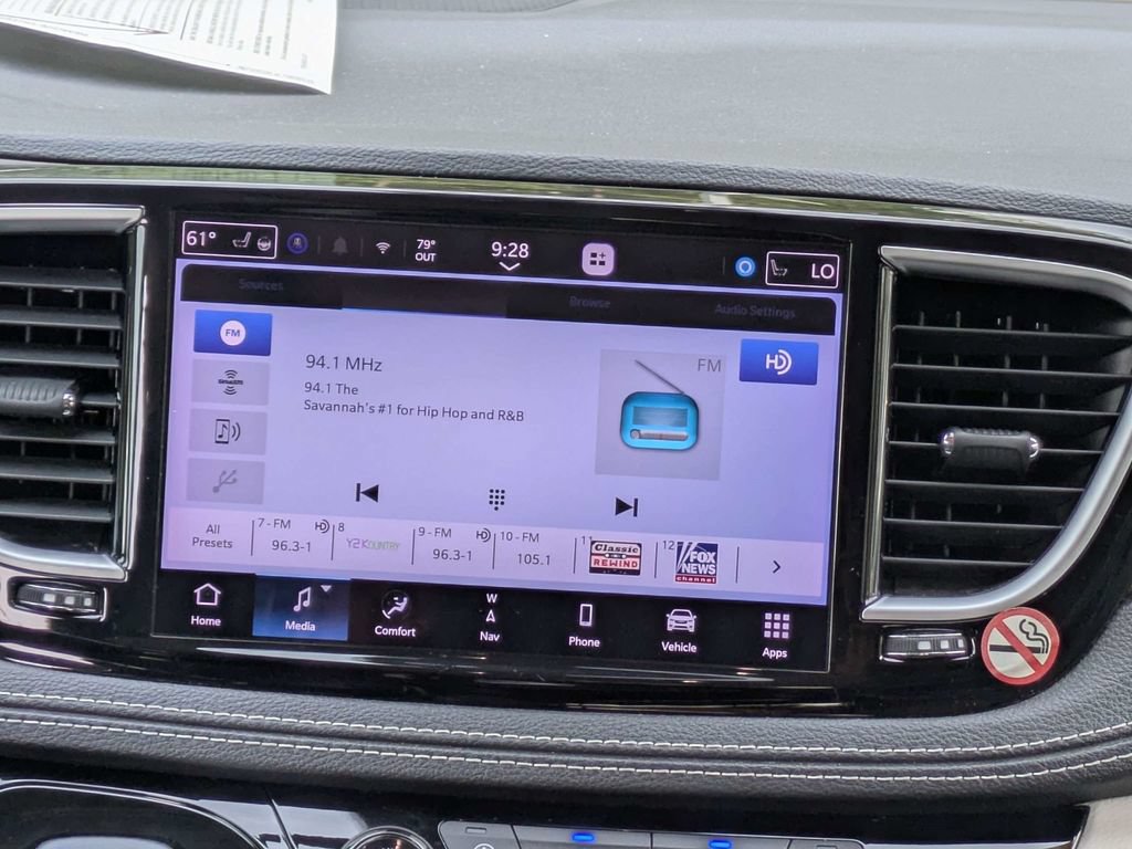 Used 2023 Chrysler Pacifica Limited FWD image 18