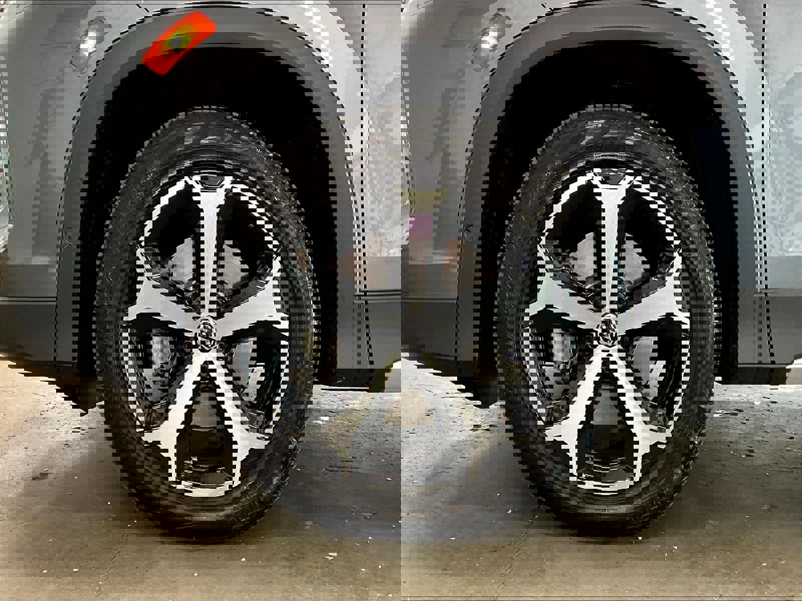 Used 2025 Volkswagen Tiguan SE w/ Panoramic Sunroof Package image 11