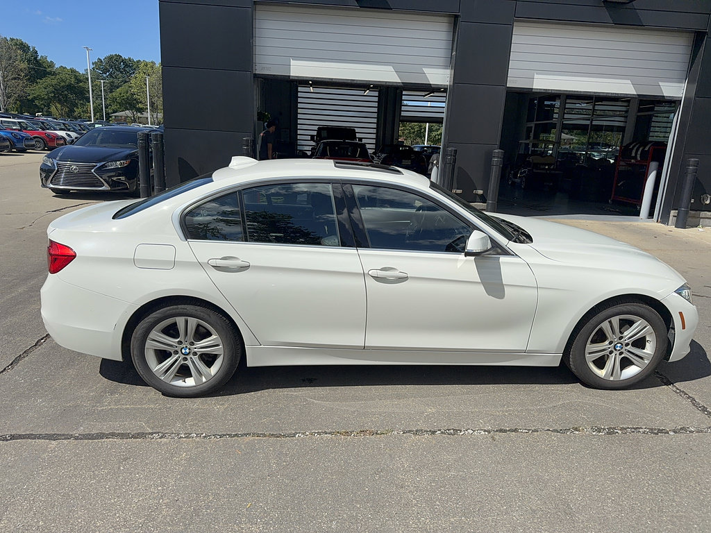 Used 2017 BMW 330i xDrive Sedan AWD/4WD image 4