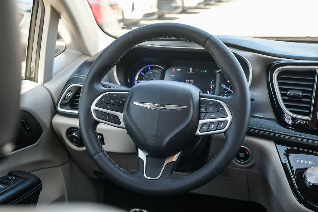 Used 2023 Chrysler Pacifica Touring-L FWD image 12