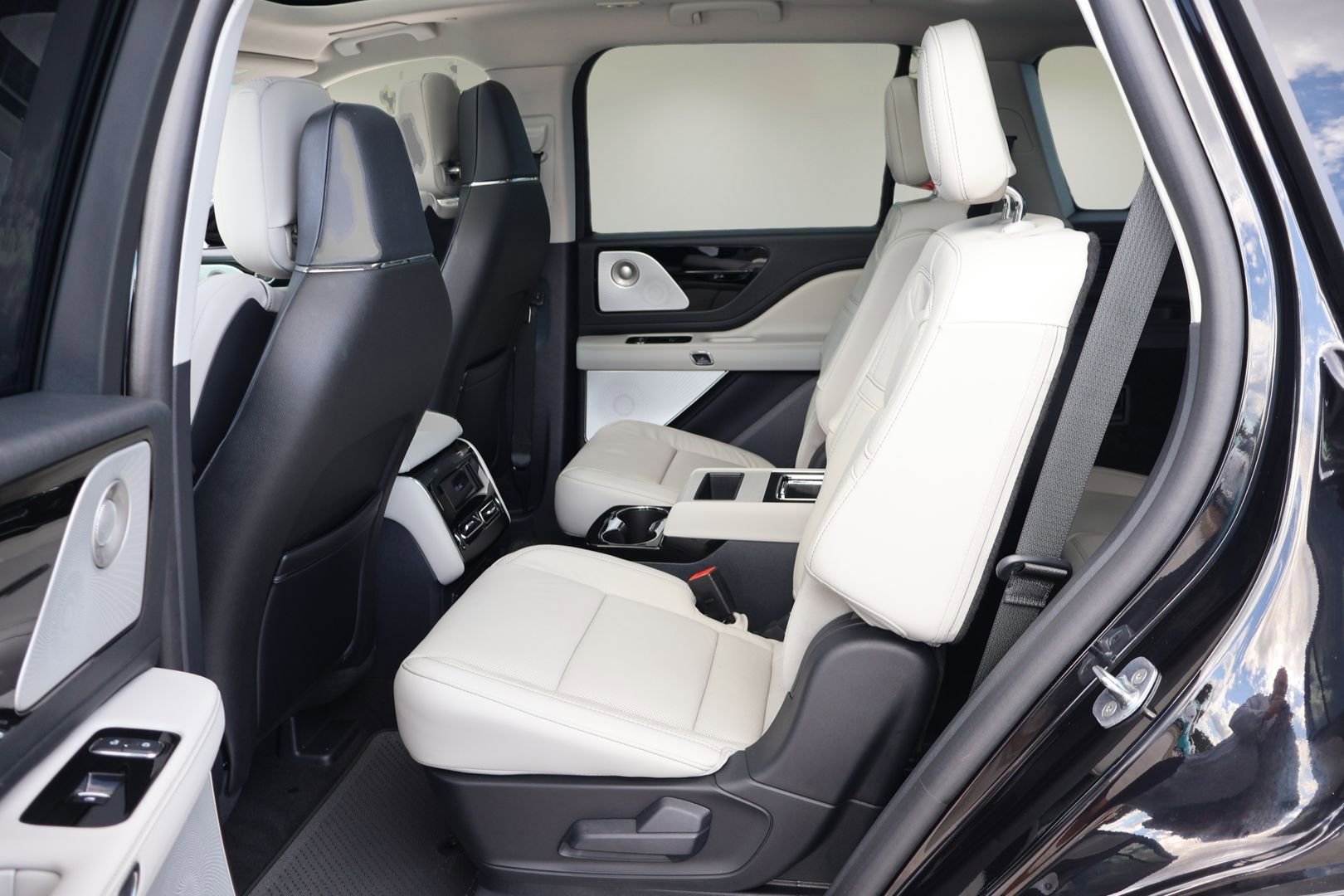 Used 2025 Lincoln Aviator Reserve w/ Luxury Package AWD/4WD image 14