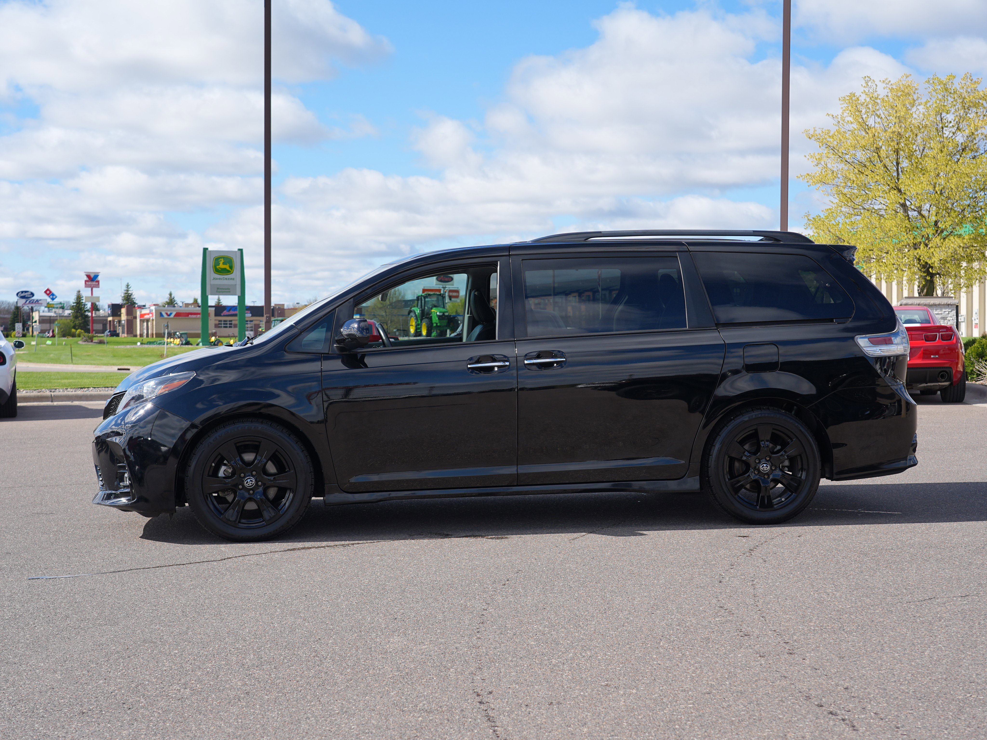 Used 2020 Toyota Sienna SE Premium w/ Nightshade Edition FWD image 6
