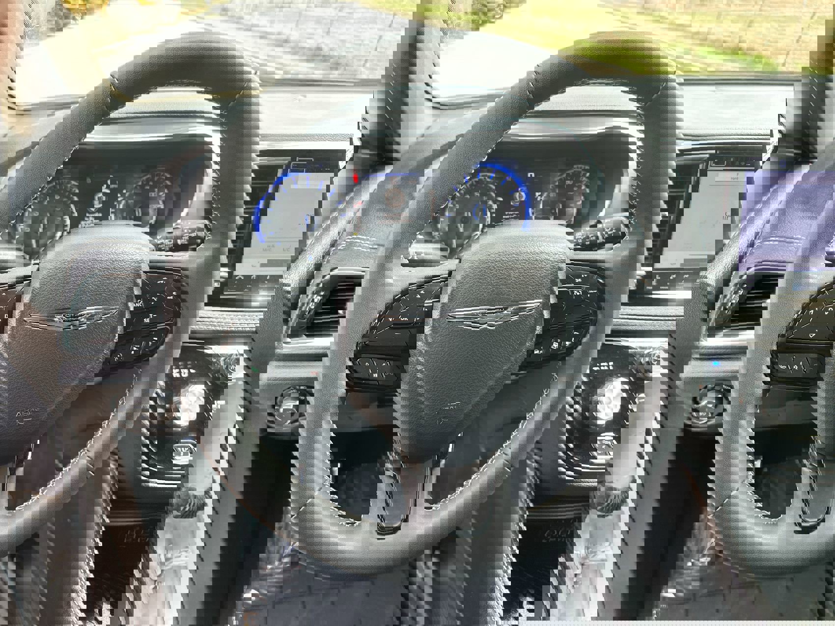 Used 2025 Chrysler Pacifica Limited image 14