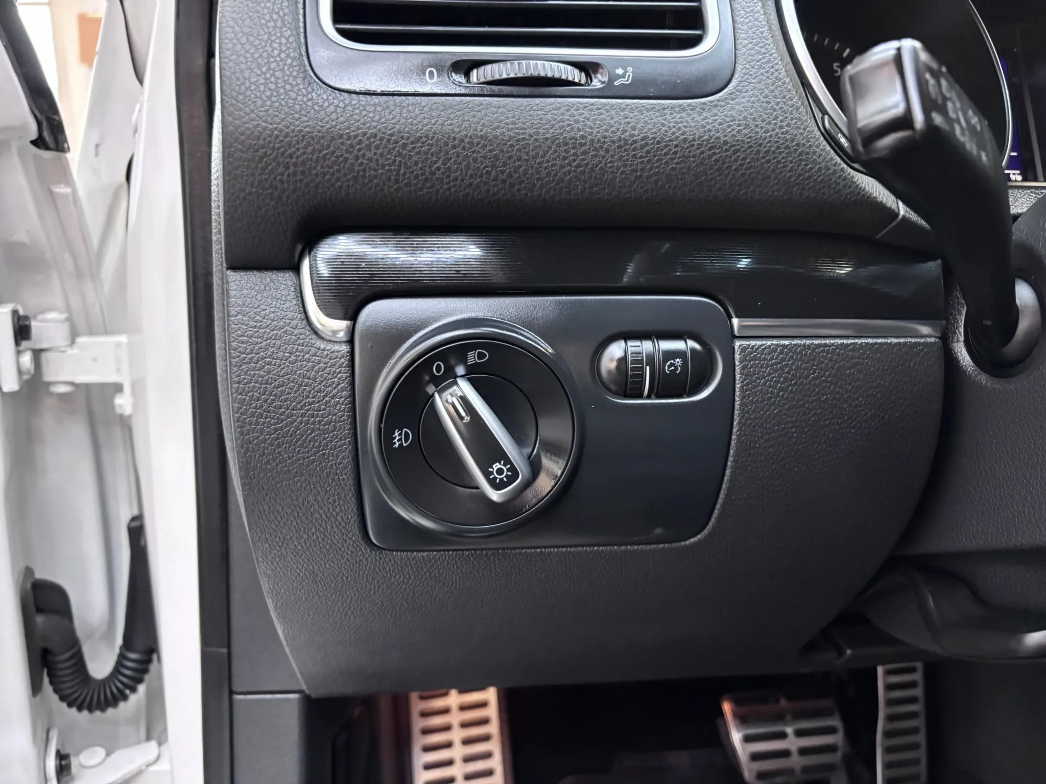 Used 2011 Volkswagen Golf 2-Door FWD image 12