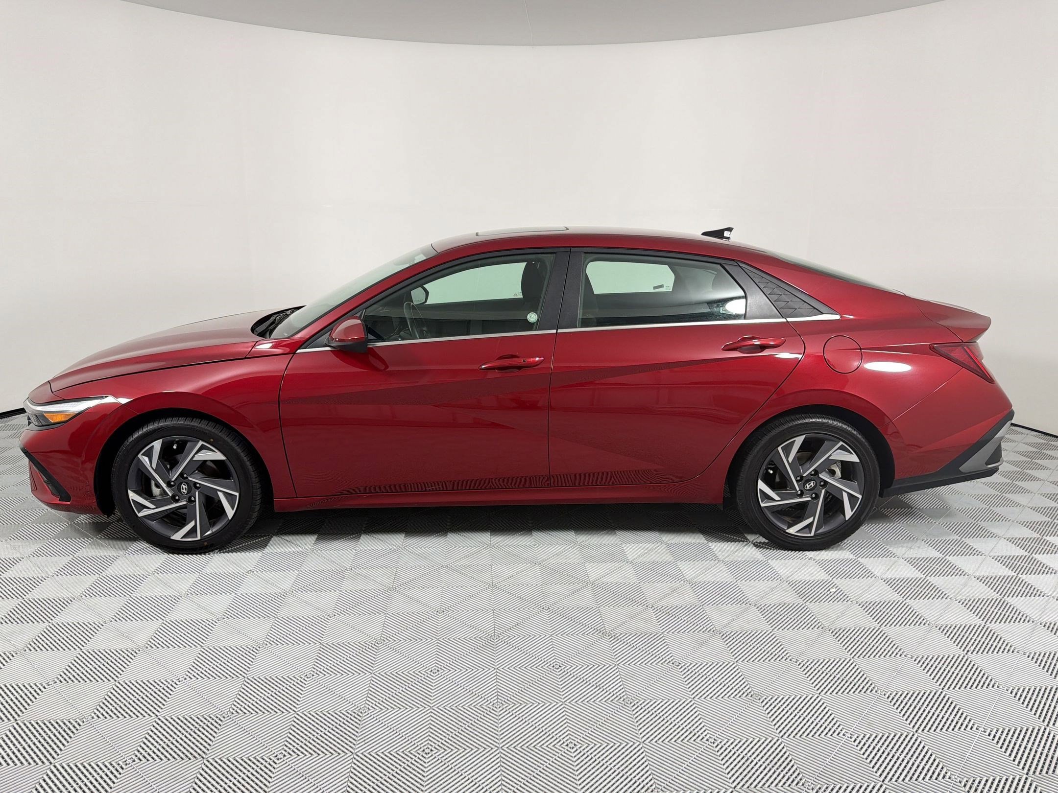 Used 2025 Hyundai Elantra SEL FWD image 2