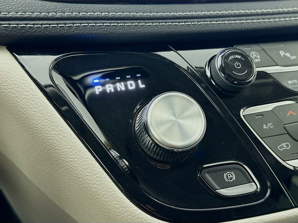 Used 2023 Chrysler Pacifica Touring-L image 25