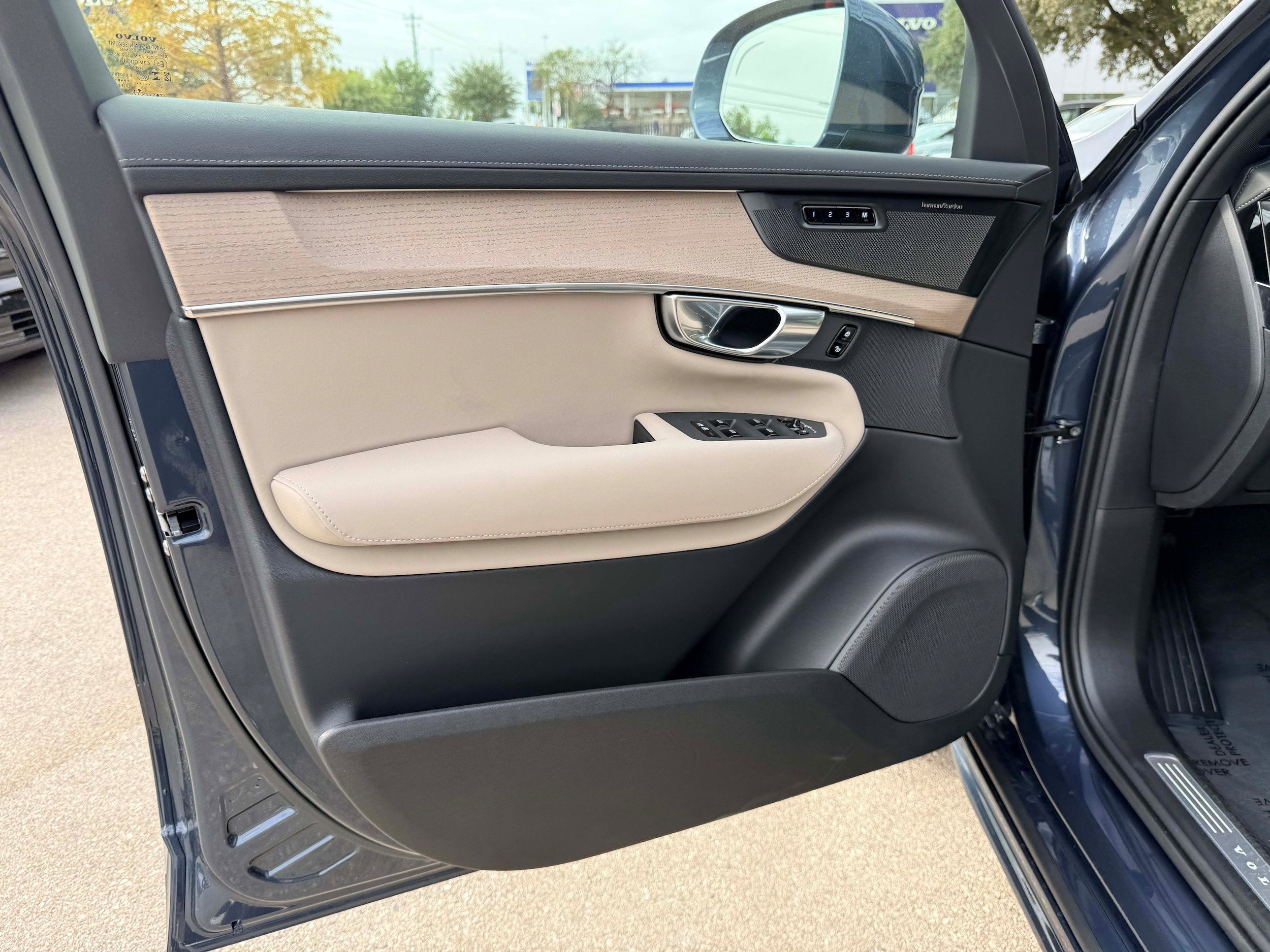 New 2026 Volvo XC90 B6 Plus w/ Protection Package Premier image 10