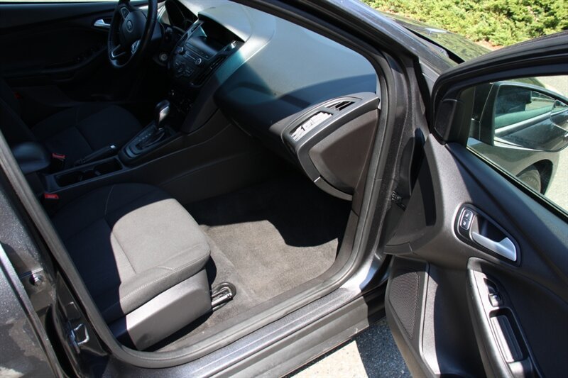 Used 2018 Ford Focus SE w/ Cold Weather Package FWD image 14