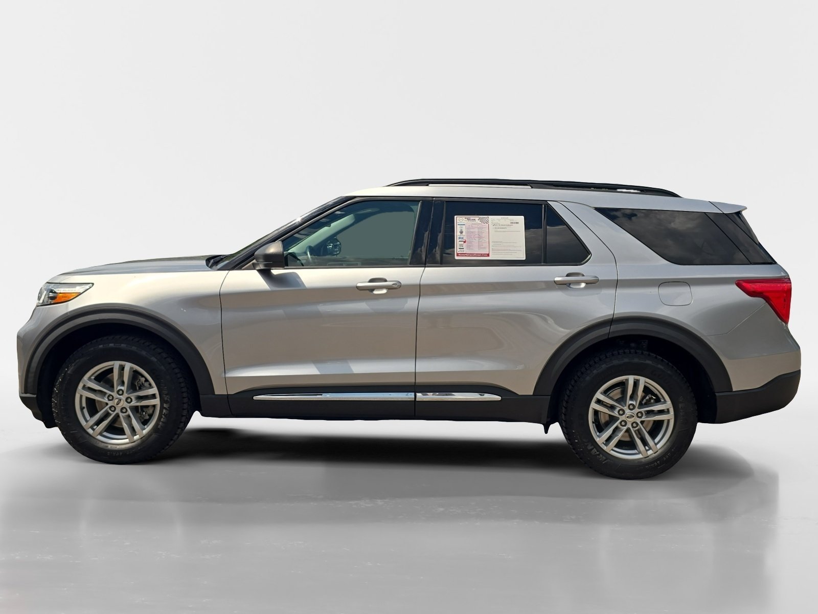 Used 2020 Ford Explorer XLT w/ Equipment Group 202A AWD/4WD image 2