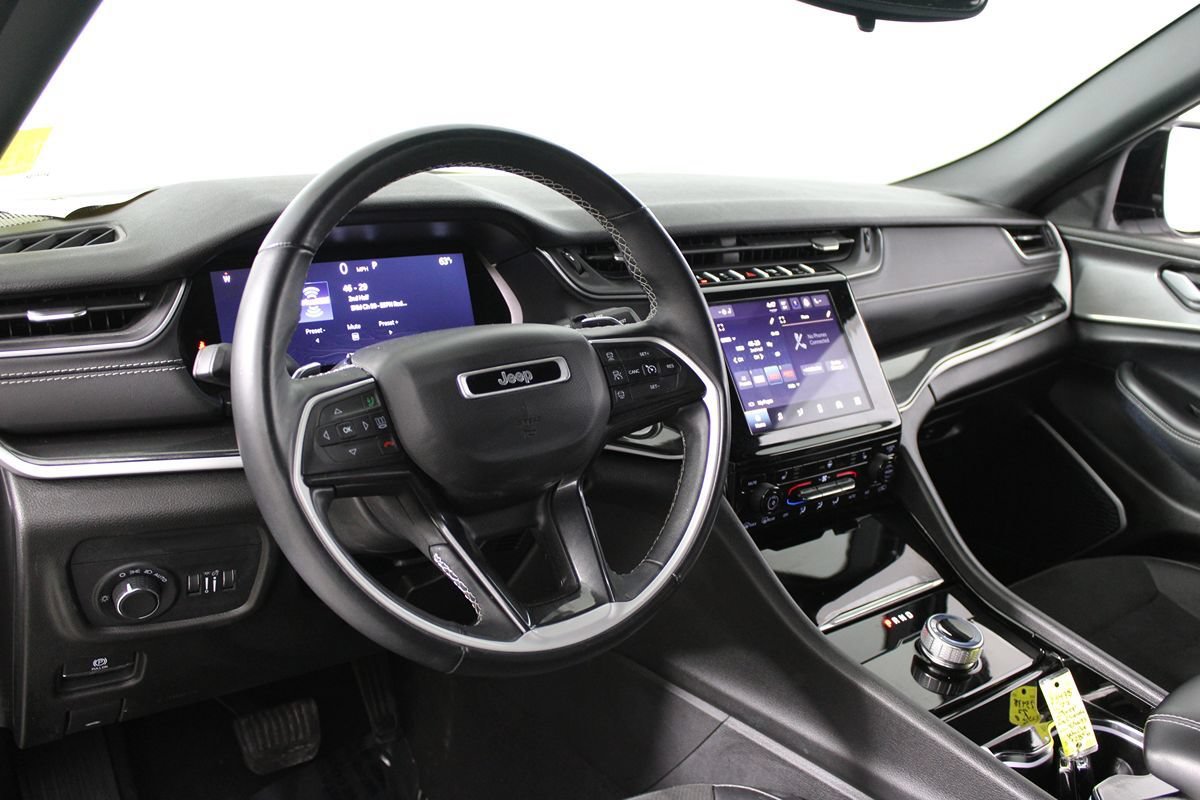 Used 2022 Jeep Grand Cherokee Altitude RWD image 16