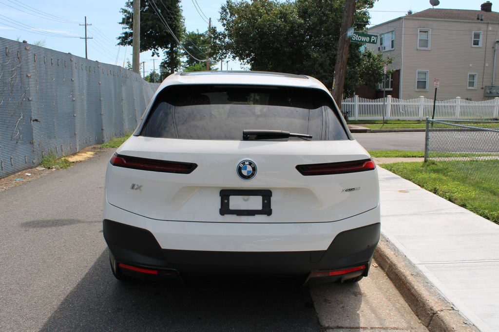 Used 2023 BMW iX xDrive50 AWD/4WD image 6