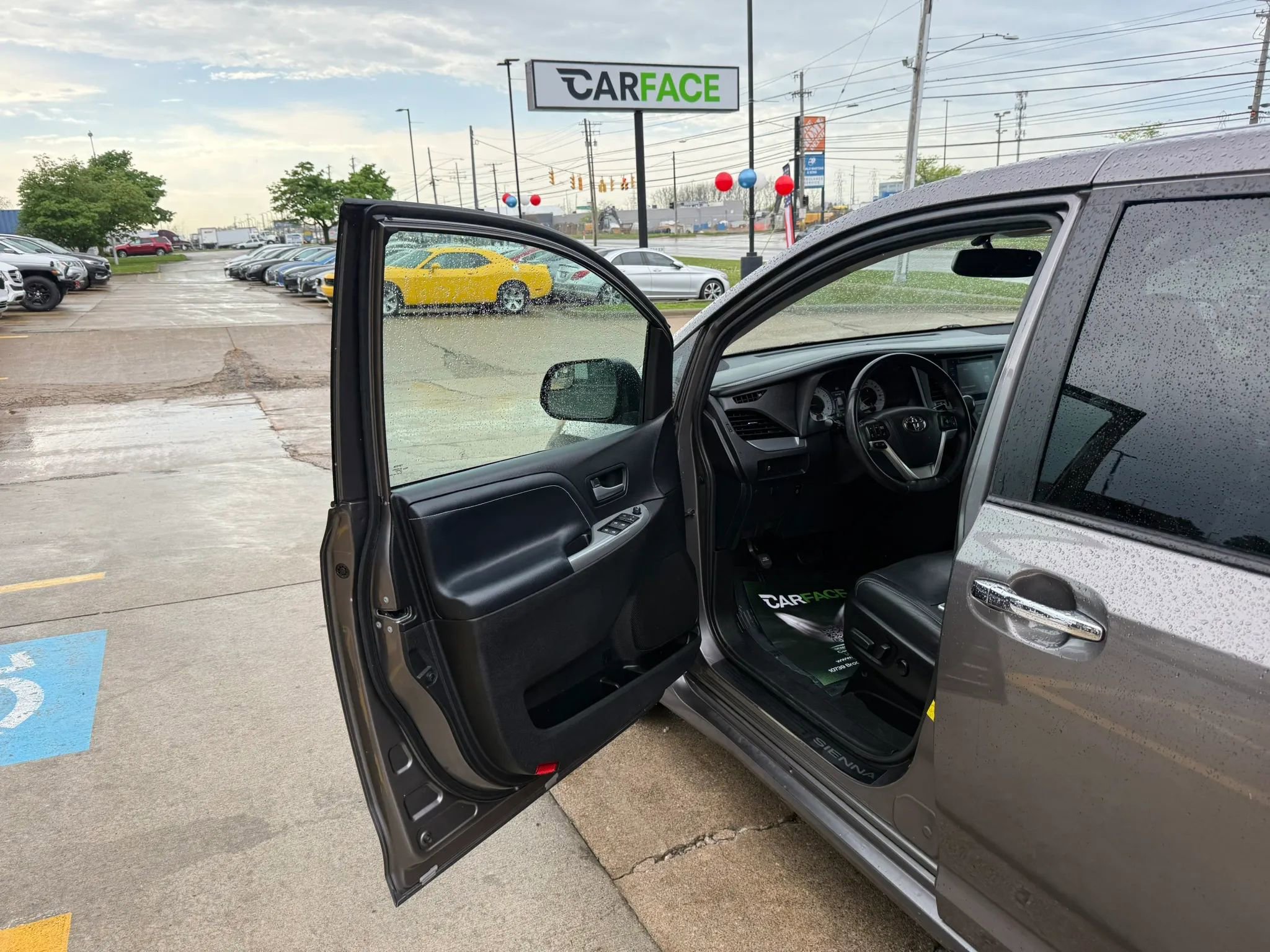 Used 2017 Toyota Sienna SE FWD image 18