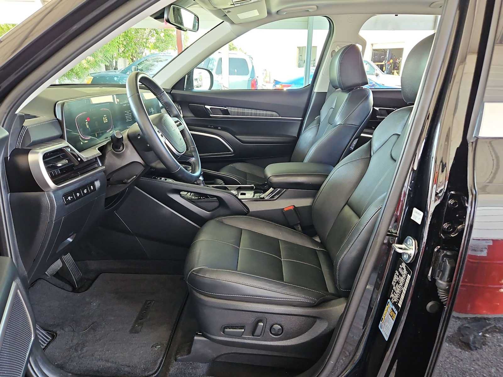 Certified 2025 Kia Telluride EX w/ EX Captain's Chair Package FWD image 13