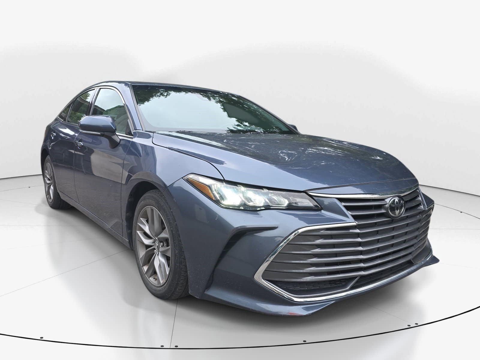 Used 2019 Toyota Avalon XLE w/ Moonroof Package FWD image 2