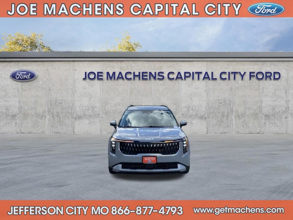 Used 2025 Kia Carnival EX image 8