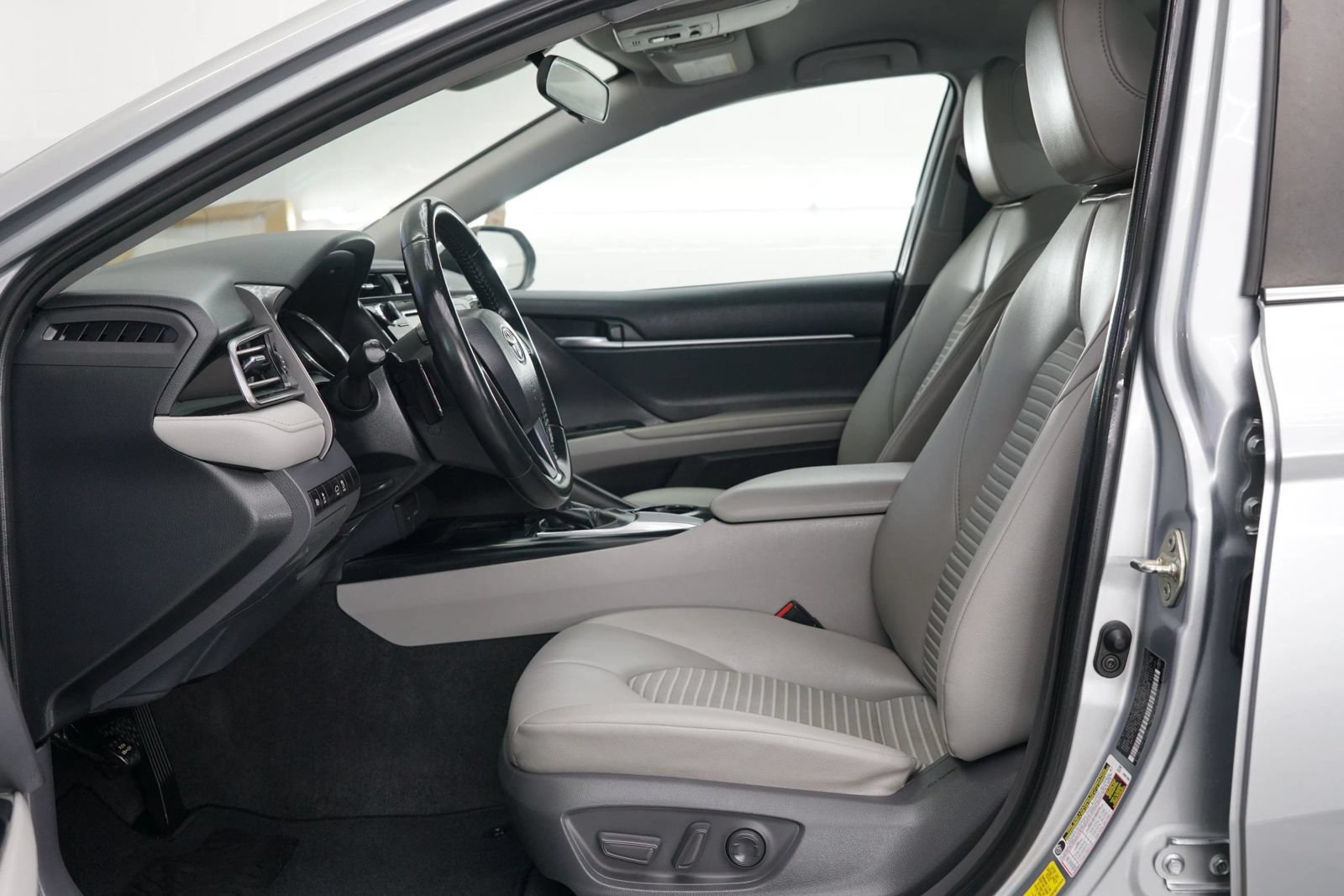 Used 2020 Toyota Camry SE FWD image 22