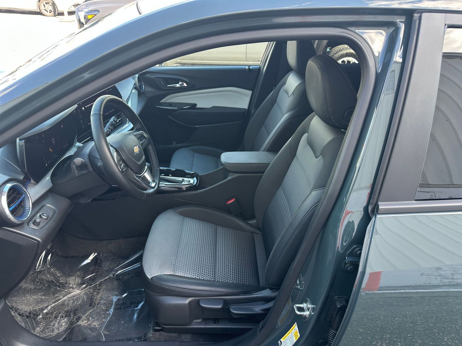 Used 2025 Chevrolet Trax LT w/ LT Convenience Package image 24