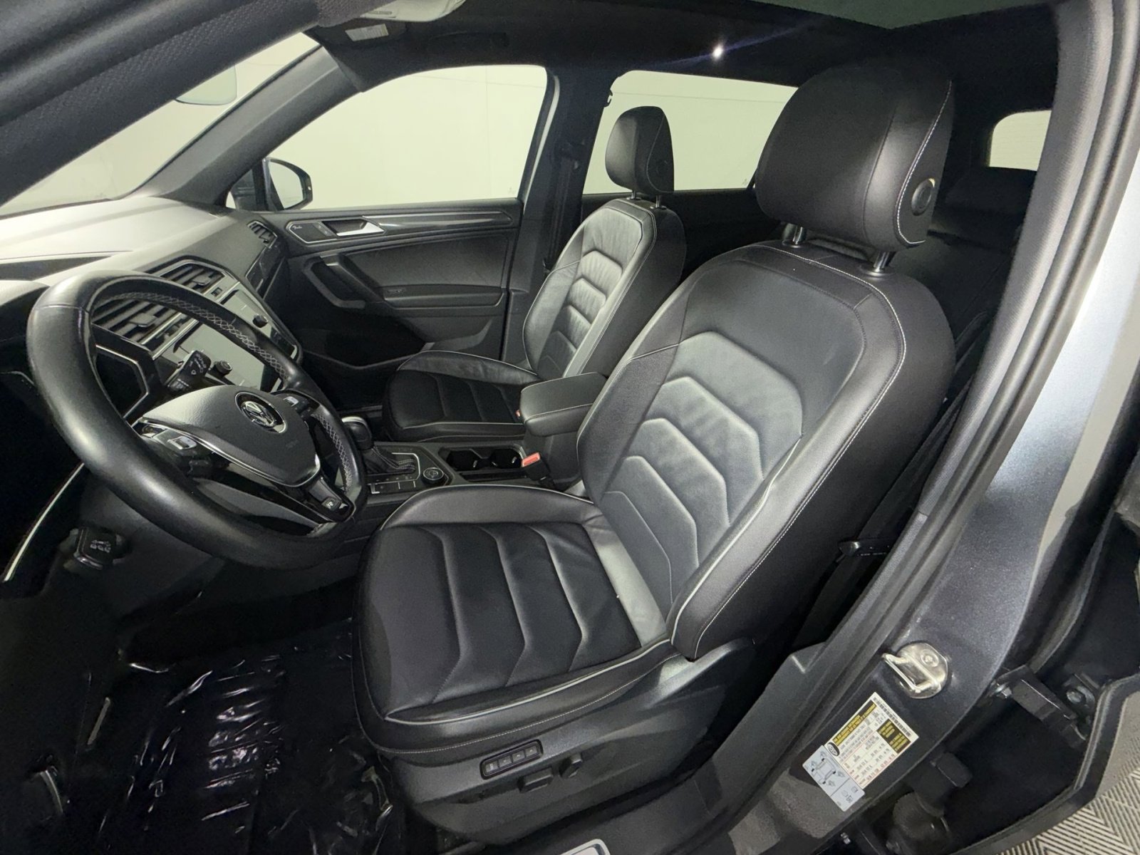 Used 2021 Volkswagen Tiguan SEL Premium R-Line image 13