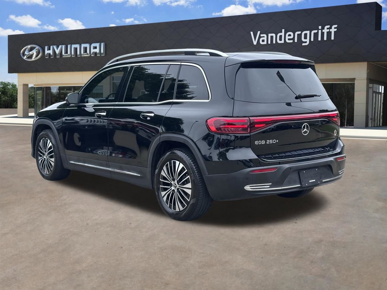 Used 2025 Mercedes-Benz EQB 250+ image 10