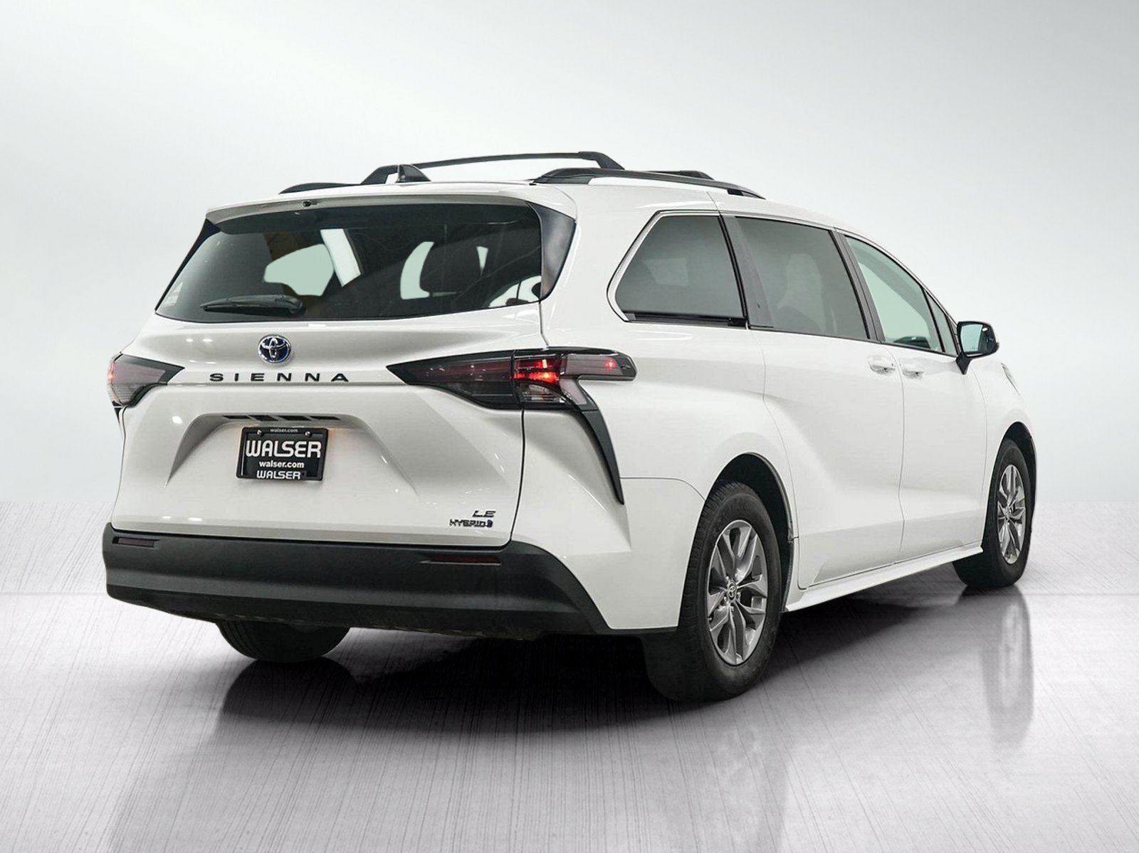 Used 2024 Toyota Sienna LE FWD image 5