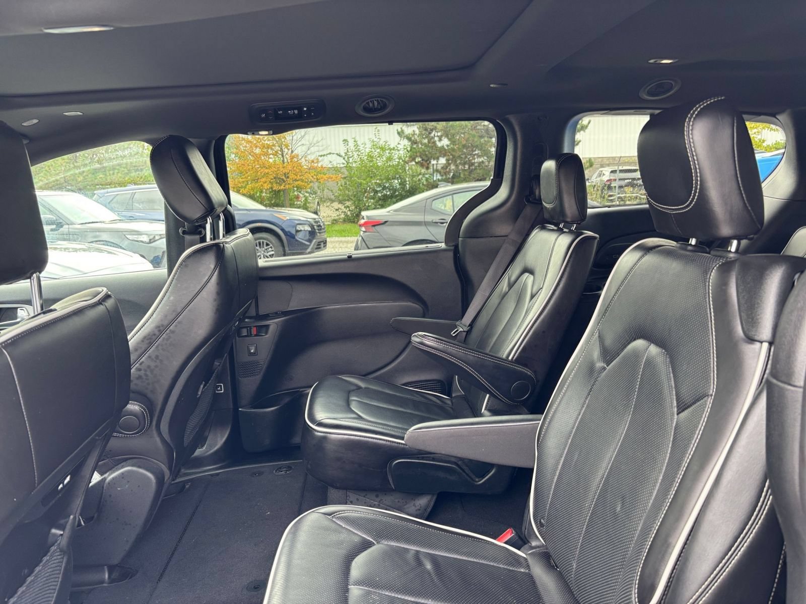 Used 2025 Chrysler Pacifica Limited FWD image 28