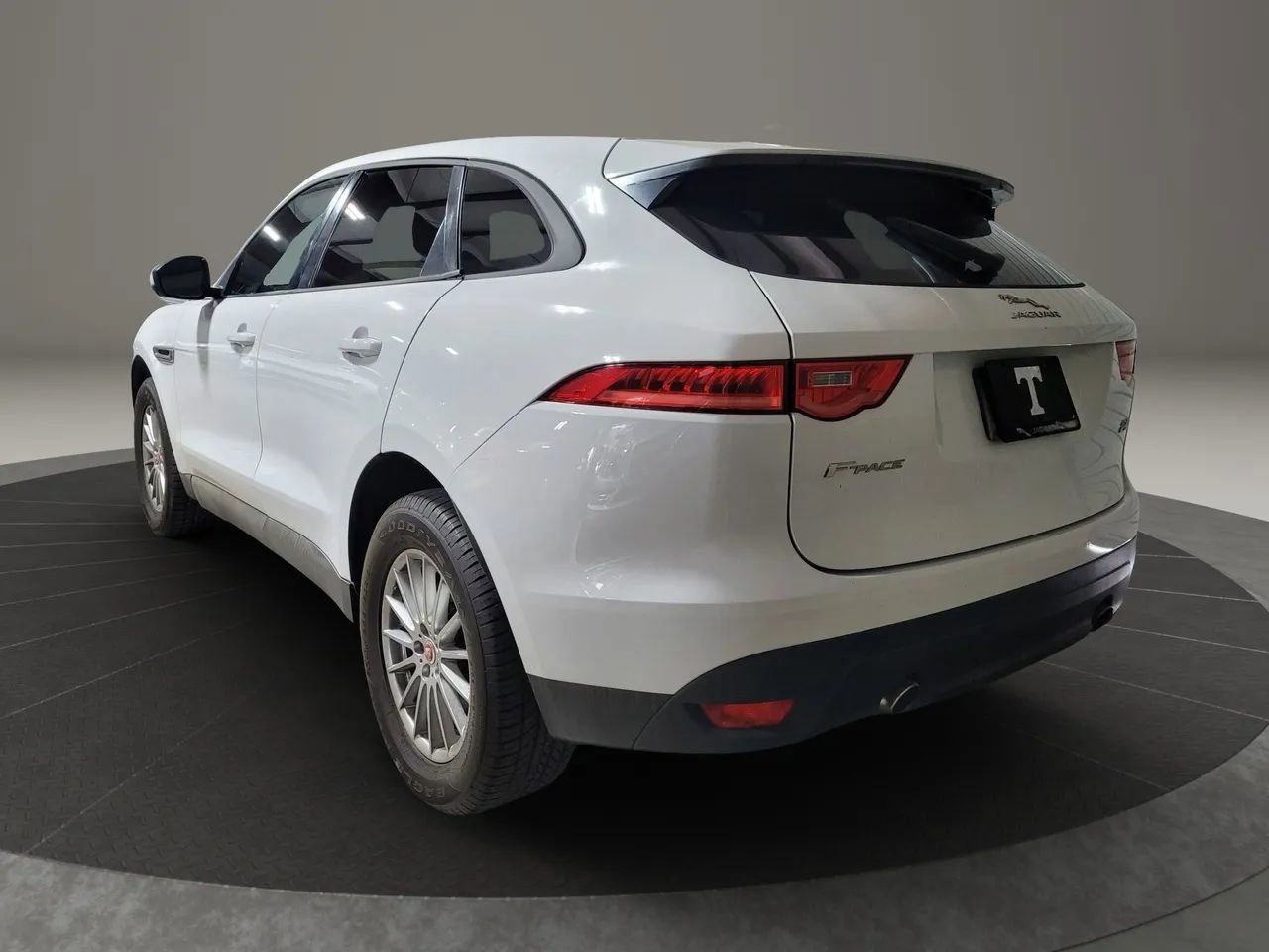 Used 2018 Jaguar F-PACE image 6