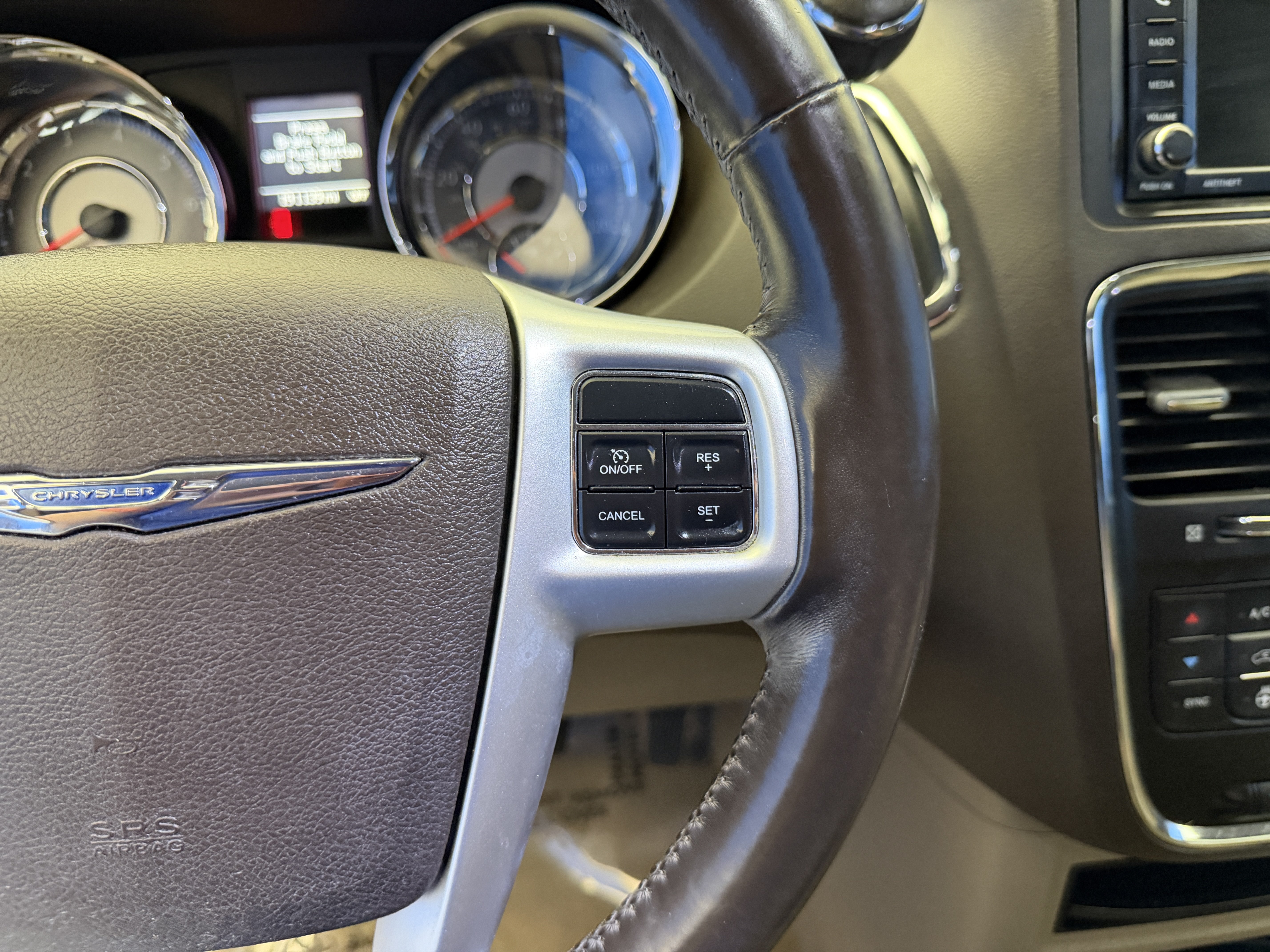 Used 2015 Chrysler Town & Country Touring w/ Driver Convenience Group FWD image 18