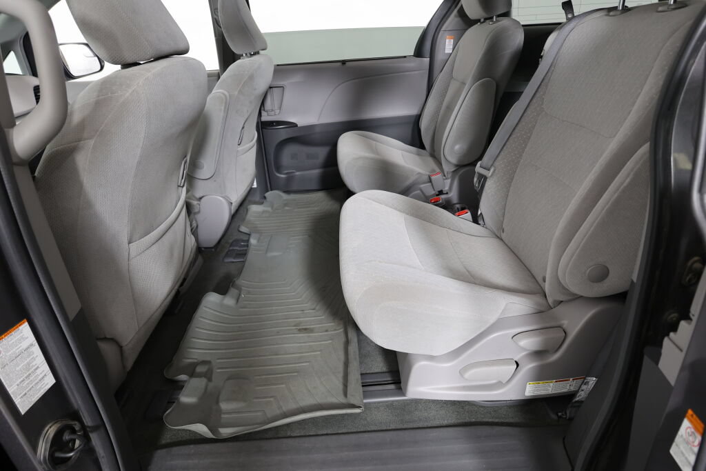 Used 2018 Toyota Sienna LE FWD image 16