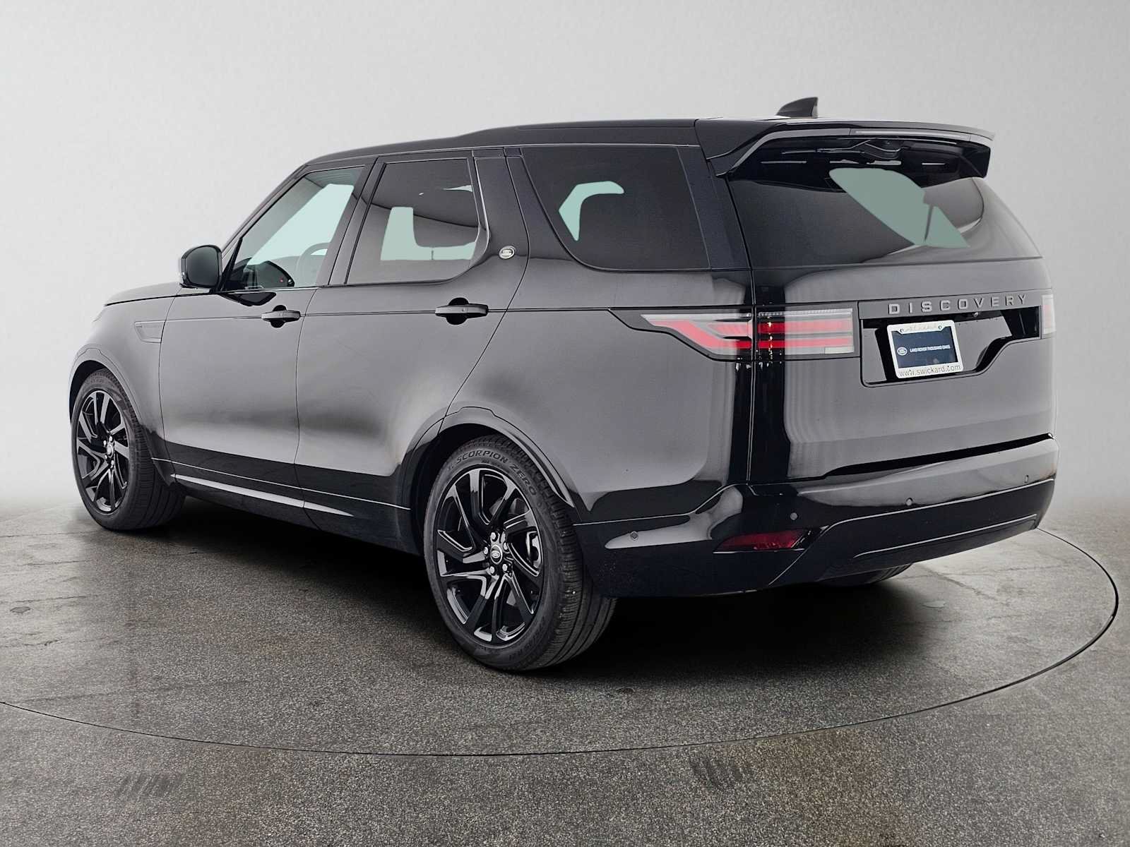 Used 2025 Land Rover Discovery Dynamic SE AWD/4WD image 3