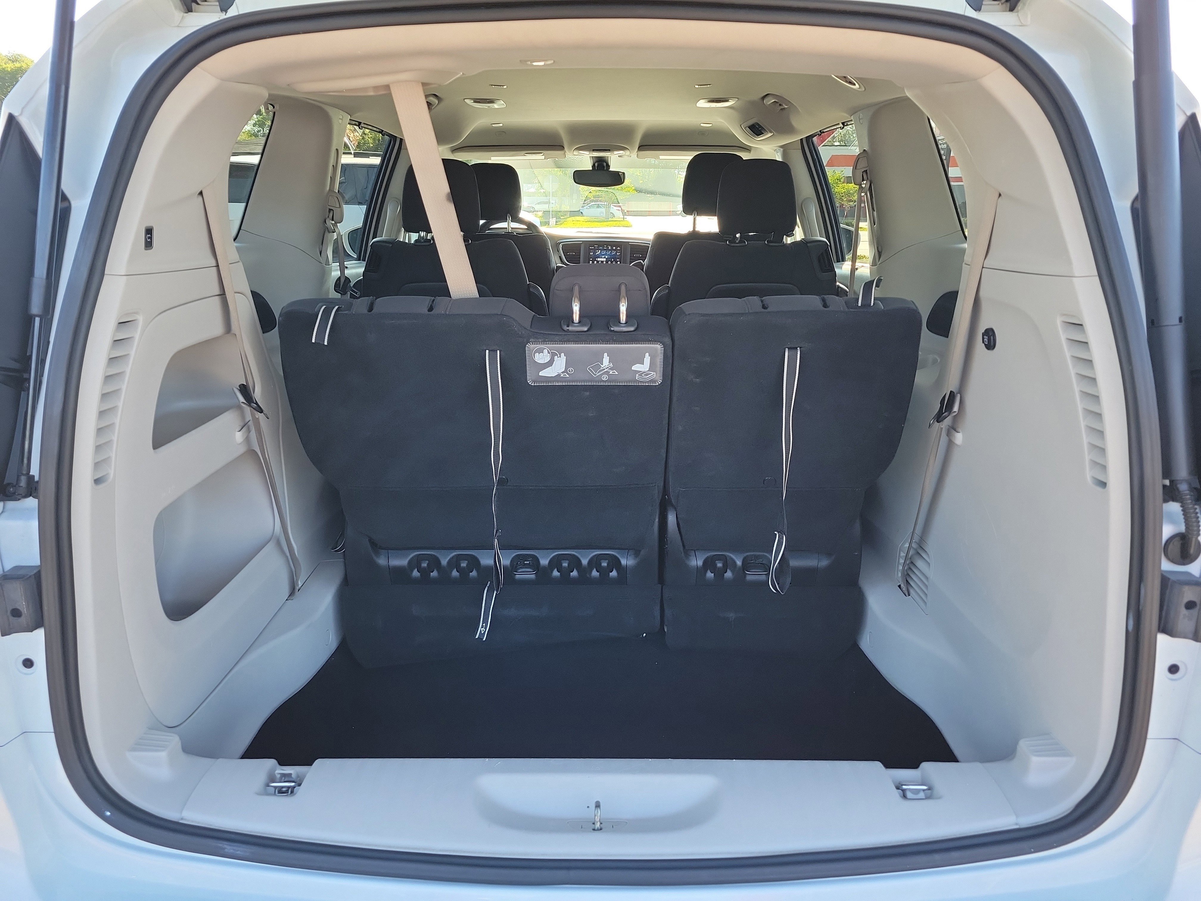 Used 2020 Chrysler Pacifica Touring w/ Cold Weather Group FWD image 14