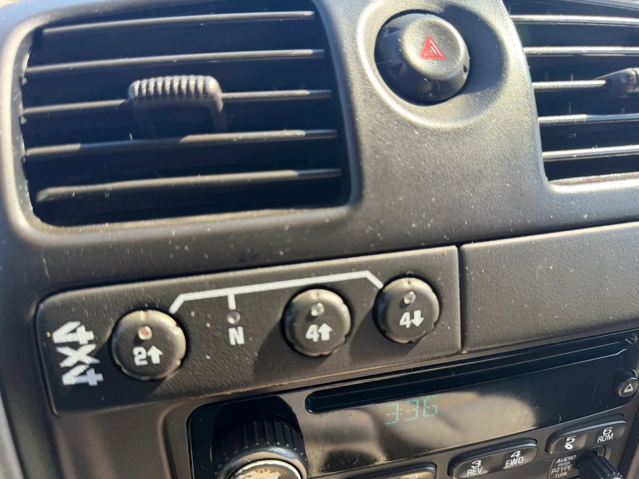 Used 2004 Chevrolet Colorado 4x4 Extended Cab w/ Comfort Convenience Package image 23