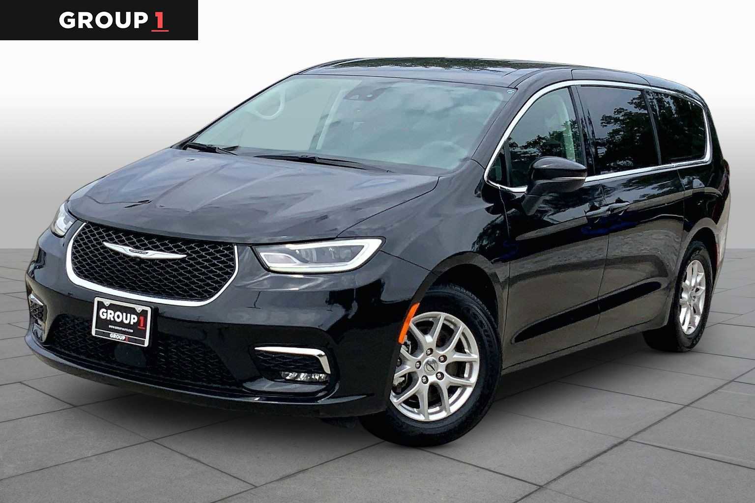 Used 2023 Chrysler Pacifica Touring-L FWD image 1
