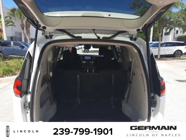 Used 2022 Chrysler Pacifica Touring-L FWD image 9