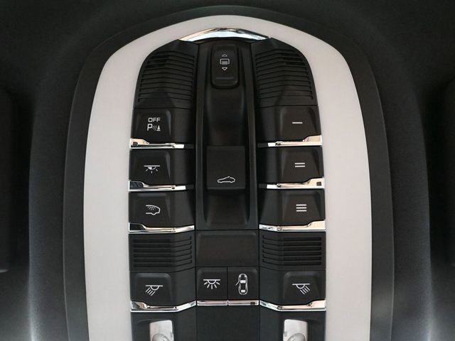 Used 2022 Porsche Macan Base image 38