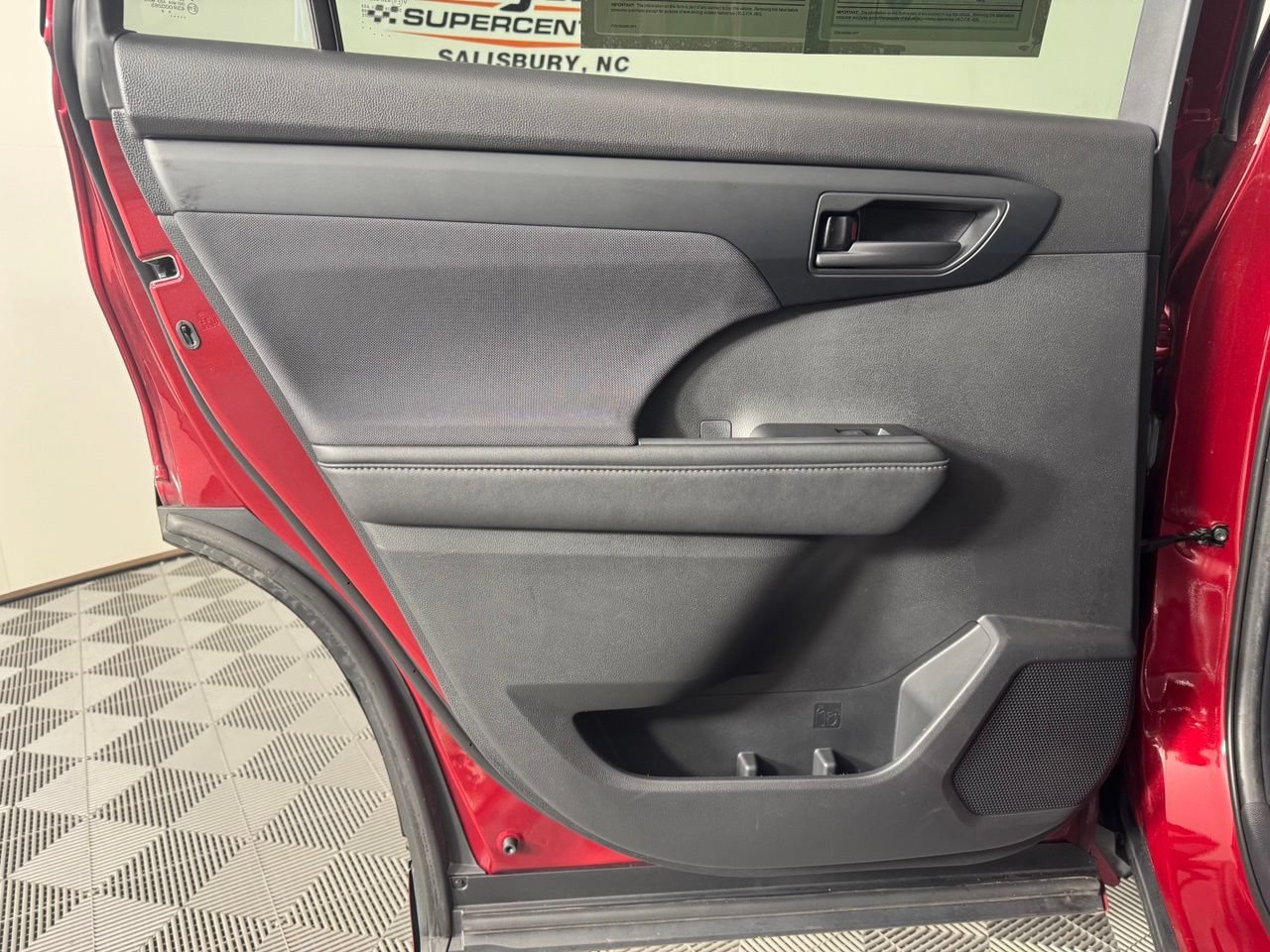 Used 2021 Toyota Highlander LE FWD image 19