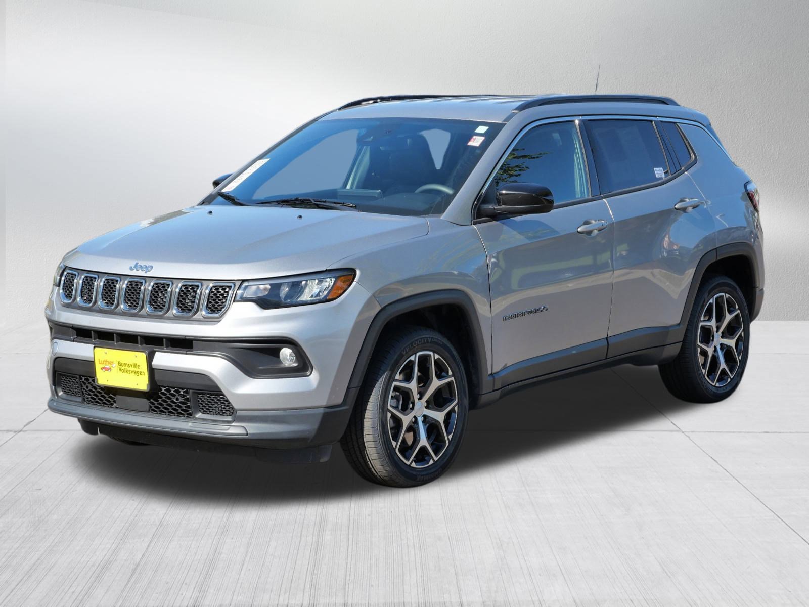 Used 2024 Jeep Compass Latitude image 3