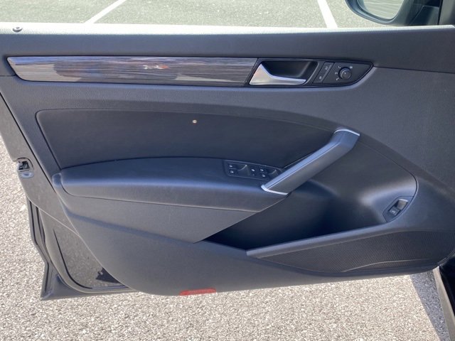 Used 2020 Volkswagen Passat 2.0T R-Line image 11