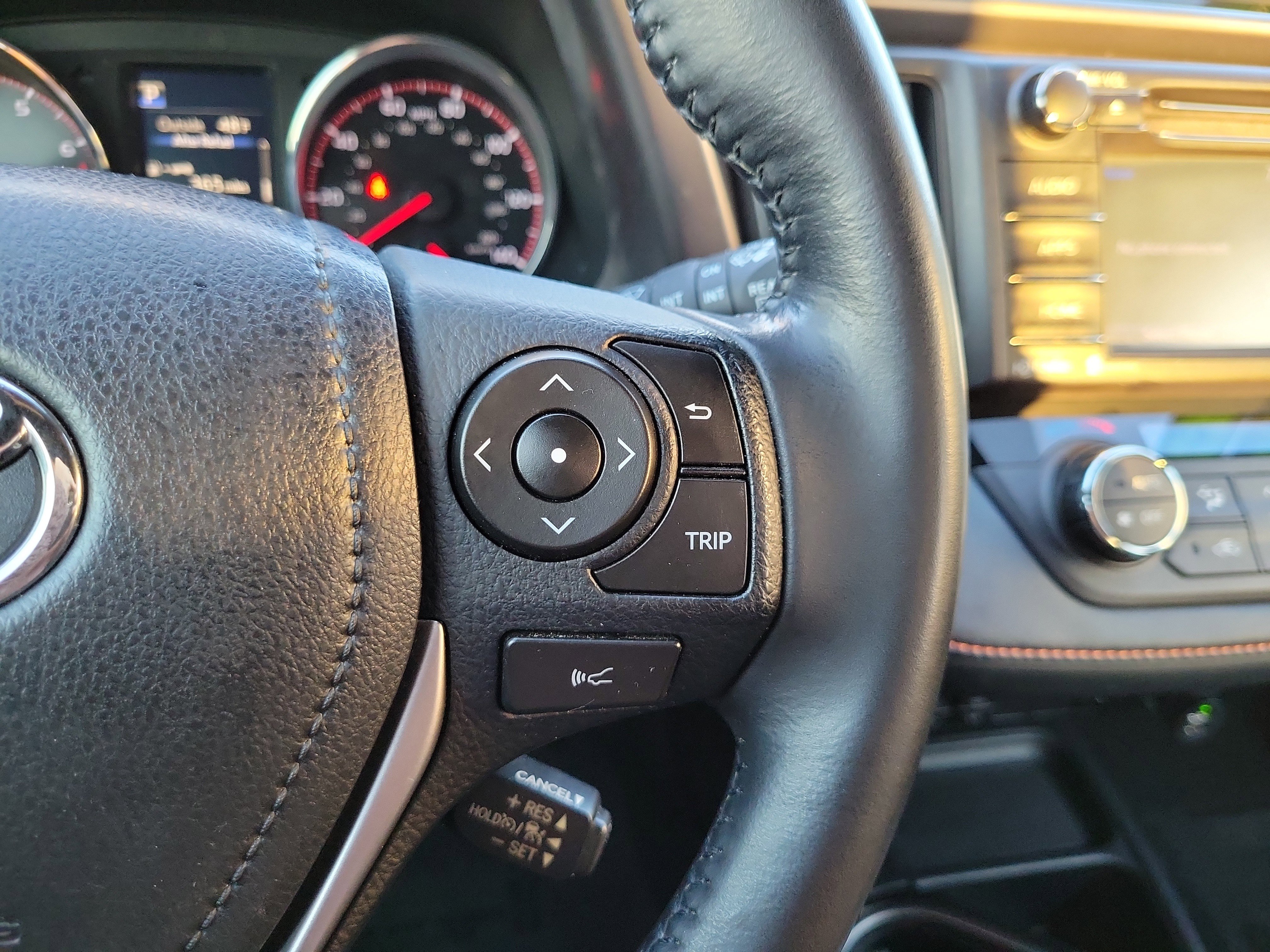 Used 2018 Toyota RAV4 SE image 17