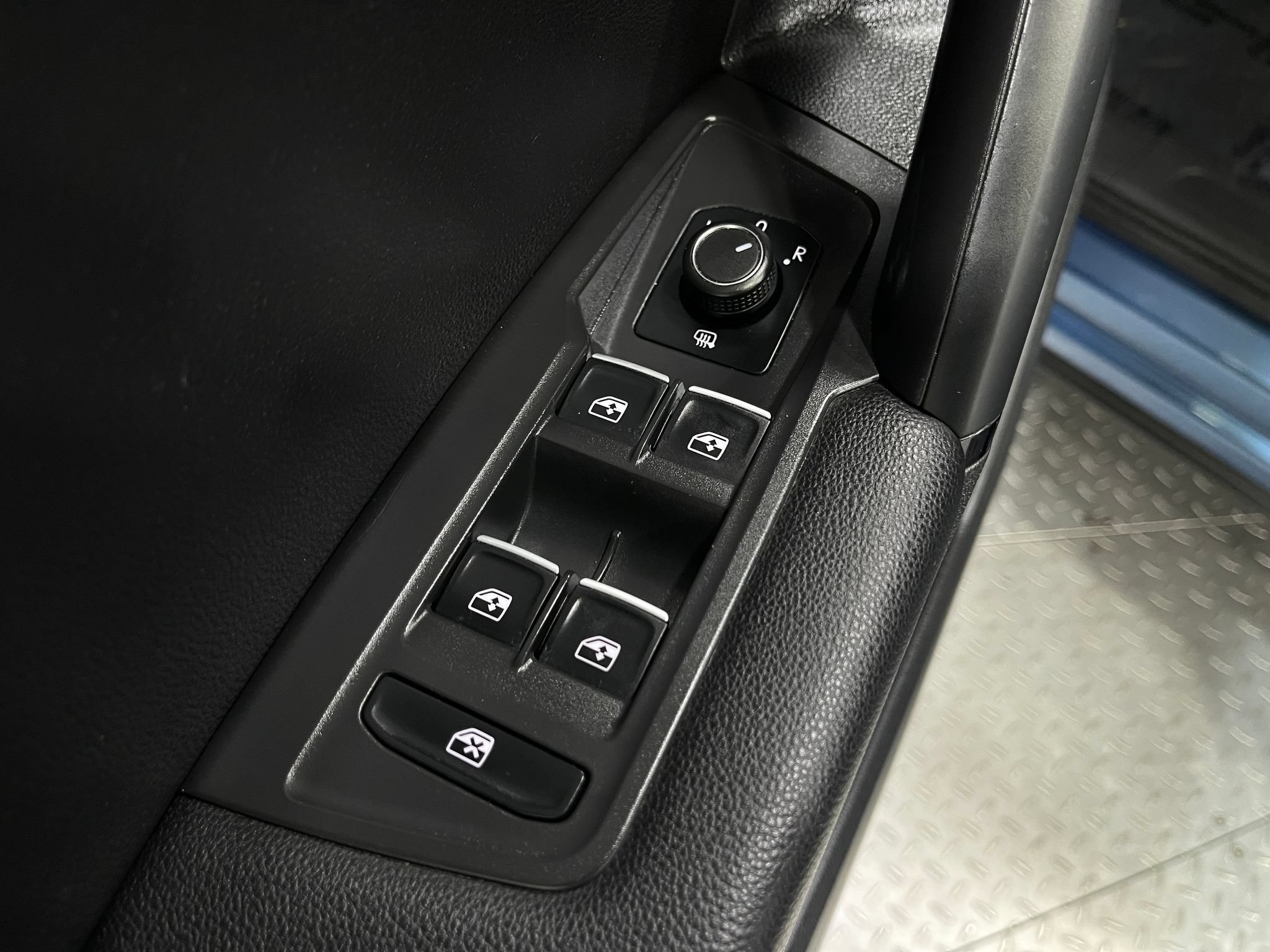 Used 2019 Volkswagen Tiguan SEL AWD/4WD image 15