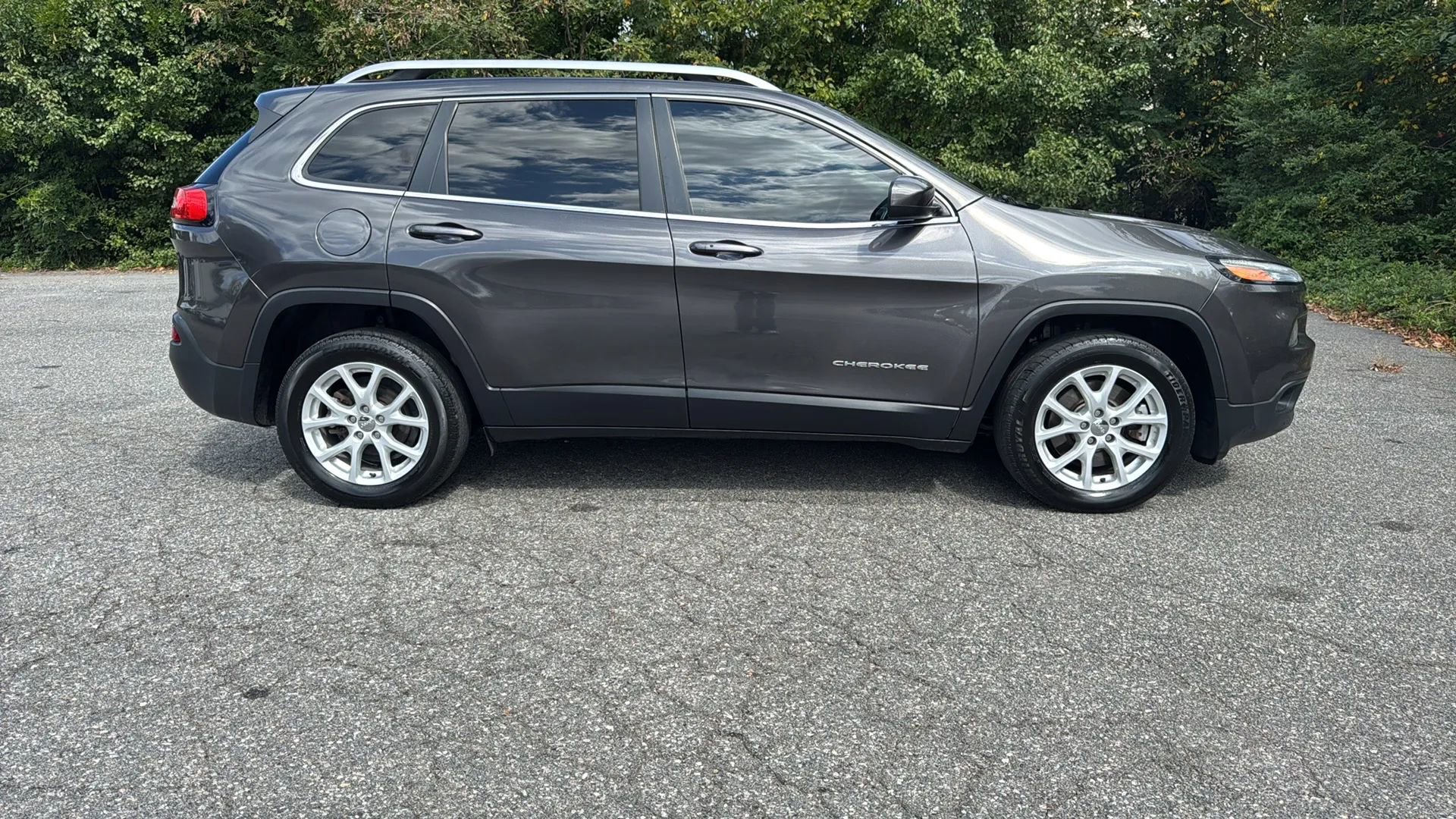 Used 2018 Jeep Cherokee Latitude Plus w/ Cold Weather Group image 4