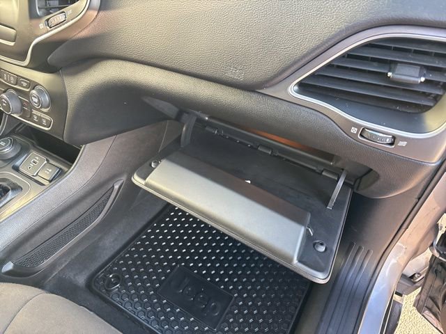 Used 2019 Jeep Cherokee Latitude w/ Cold Weather Group image 39