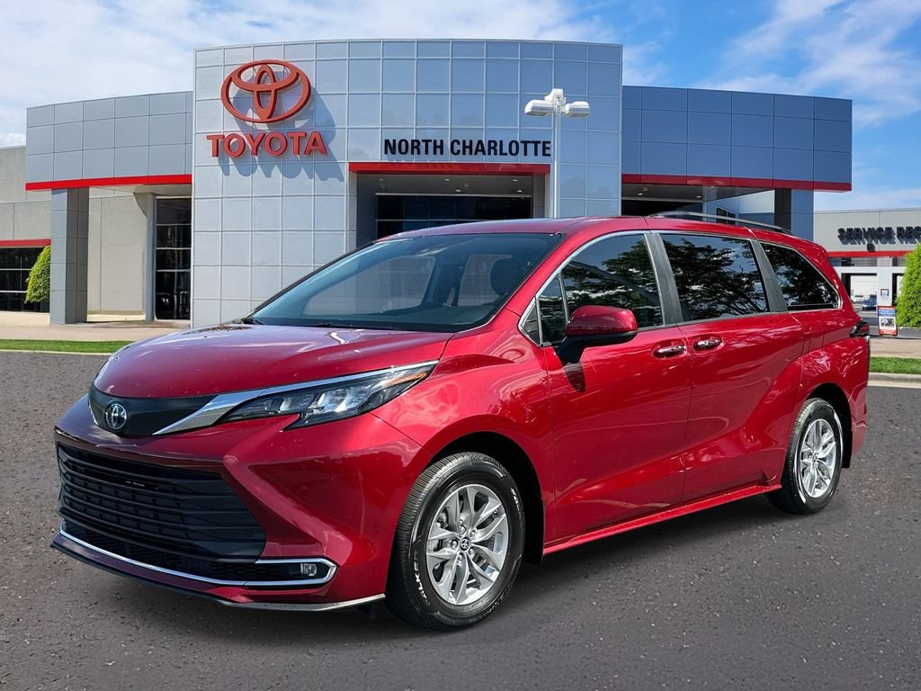 Used 2024 Toyota Sienna XLE FWD image 4